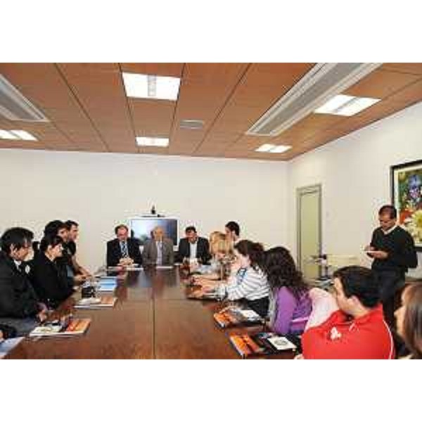 Roberto Molinaro (Assessore regionale Istruzione, Formazione, Cultura, Politiche Famiglia) con alcuni studenti discendenti da corregionali emigrati all'estero, nel corso dell'incontro organizzato dall'Associazione Giuliani nel Mondo. (Udine 03/10/08)