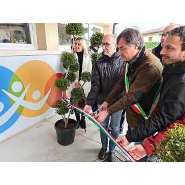 L'assessore Riccardi, primo da sinistra, durante il taglio del nastro nella struttura del nuovo Polo sociale di Azzano Decimo. - L'assessore Riccardi, primo da sinistra, durante il taglio del nastro nella struttura del nuovo Polo sociale di Azzano Decimo.