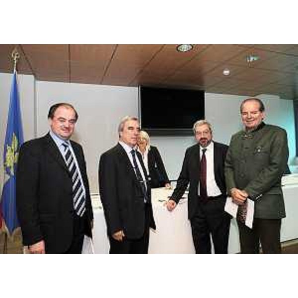 Roberto Molinaro (Assessore regionale Istruzione, Formazione, Cultura, Politiche Famiglia), Mario Diego (Presidente uscente Orchestra FVG), Furio Honsell (Sindaco Udine) e Gabriele Massarutto (Presidente Orchestra FVG) alla presentazione del programma dell'Orchestra Sinfonica del Friuli Venezia Giulia, nella sede regionale di Udine. (Udine 03/10/08) 