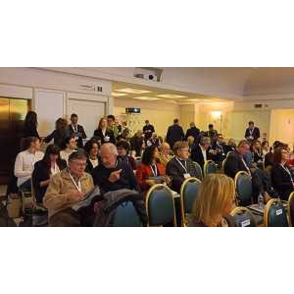 La platea che affollava la sala dell'hotel Ambassador - La platea che affollava la sala dell'hotel Ambassador