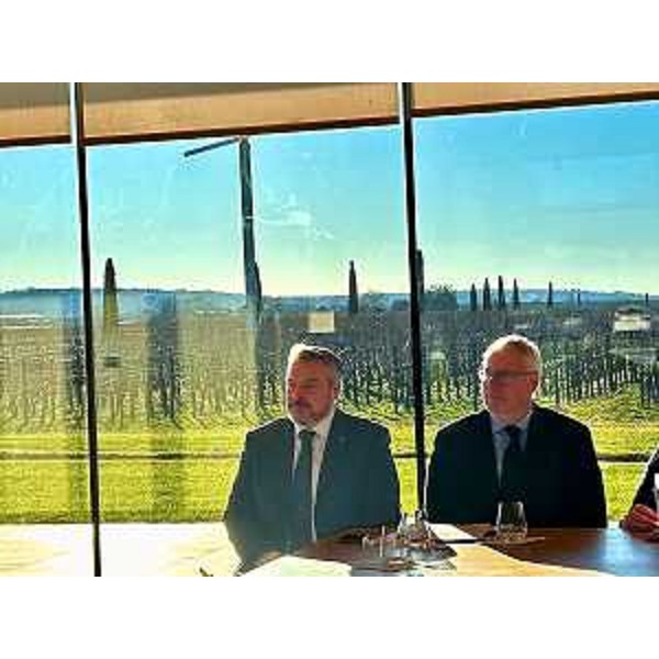 Il consigliere regionale Diego Bernardis con il presidente del Cr Fvg, Mauro Bordin - Il consigliere regionale Diego Bernardis con il presidente del Cr Fvg, Mauro Bordin