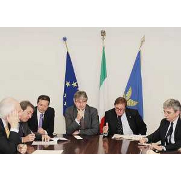 Renzo Tondo (Presidente Friuli Venezia Giulia) alla conferenza stampa organizzata dai Verdi-Colomba a Udine. (Udine 03/10/08)