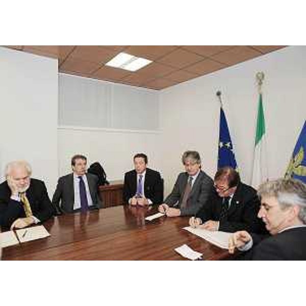 Renzo Tondo (Presidente Friuli Venezia Giulia) alla conferenza stampa organizzata dai Verdi-Colomba a Udine. (Udine 03/10/08)