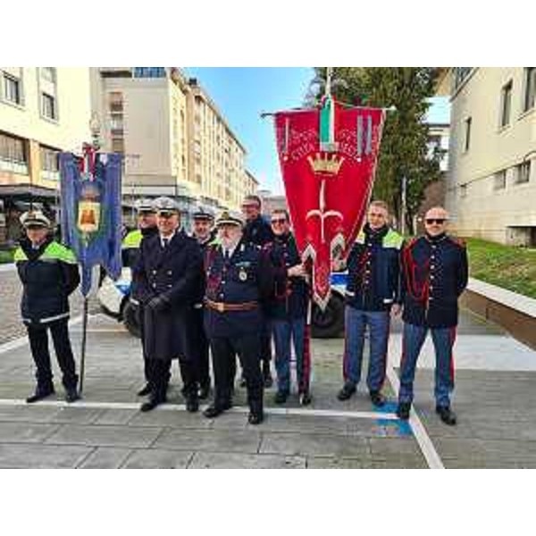 L'assessore regionale Pierpaolo Roberti, alla fine delle celebrazioni, con gli agenti della Polizia locale di Trieste. - L'assessore regionale Pierpaolo Roberti, alla fine delle celebrazioni, con gli agenti della Polizia locale di Trieste.