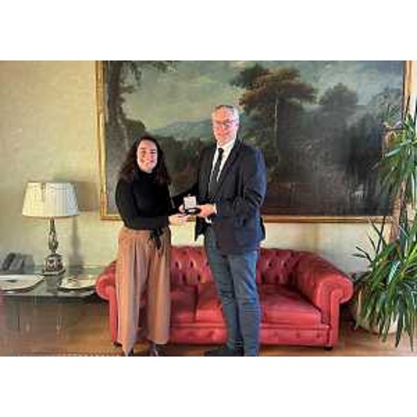 Il presidente del Cr Fvg, Mauro Bordin, consegna il sigillo del Consiglio a Chiara Fiorino - Il presidente del Cr Fvg, Mauro Bordin, consegna il sigillo del Consiglio a Chiara Fiorino