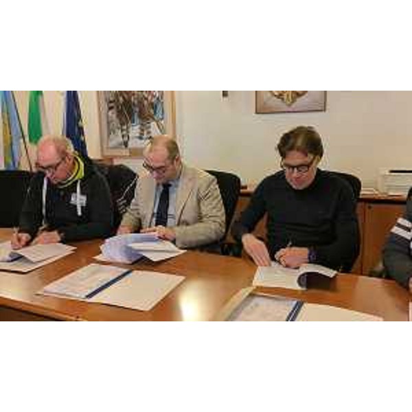 L'assessore Sergio Emidio Bini firma l'accordo di programma - L'assessore Sergio Emidio Bini firma l'accordo di programma