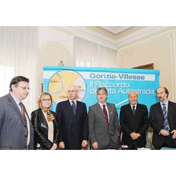 Giorgio Santuz (Presidente Autovie Venete), Simonetta Vecchi (Sindaco Villesse), Pietro Ciucci (Presidente ANAS), Renzo Tondo (Presidente Friuli Venezia Giulia), Ettore Romoli (Sindaco Gorizia) e Riccardo Riccardi (Assessore regionale Mobilità, Energia, Infrastrutture Trasporto), a Gorizia. (Gorizia 06/10/08)