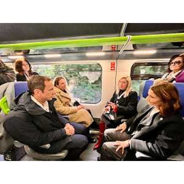 Il governatore Fedriga e l'assessore Amirante sul nuovo treno della serie "Blues" con il logo "Io Sono Friuli Venezia Giulia" - Il governatore Fedriga e l'assessore Amirante sul nuovo treno della serie "Blues" con il logo "Io Sono Friuli Venezia Giulia"