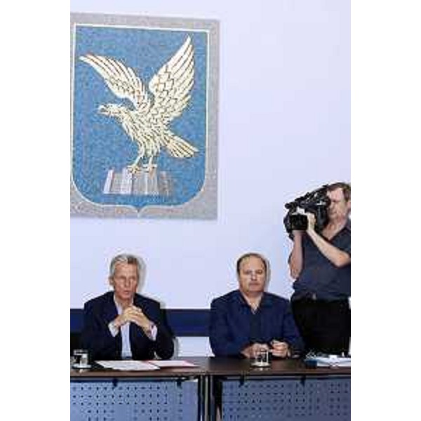 Riccardo Illy (Presidente Regione Friuli Venezia Giulia) e Gianfranco Moretton (Vicepresidente e Assessore regionale all'ambiente, lavori pubblici e protezione civile) ritratti durante la conferenza stampa tenutasi dopo la seduta della Giunta Regionale del 25/08/06