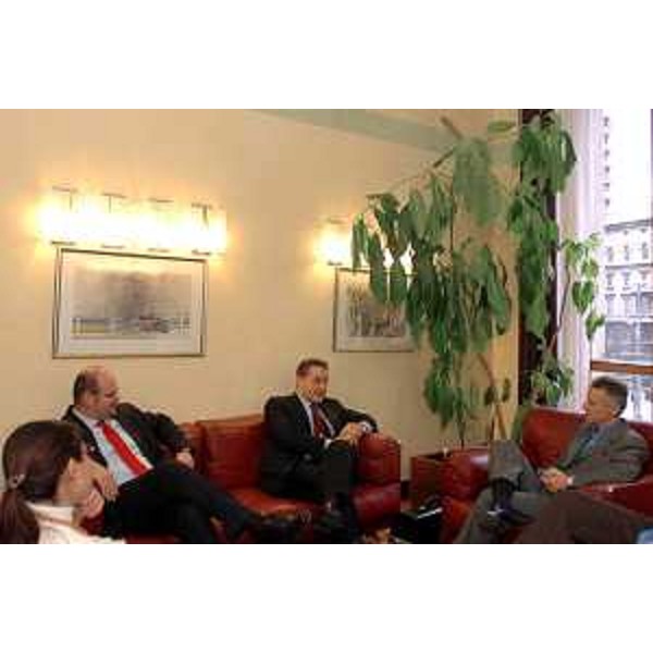 Francesco Caputo Nassetti (direttore generale Italia, divisione Global Markets, Gruppo Deutsche Bank), Riccardo Illy (Presidente della Regione Friuli Venezia Giulia). (Trieste, 10/11/04)