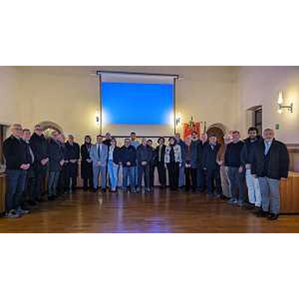 L'assessore regionale Barbara Zilli insieme ai partecipanti all'assemblea ordinaria dell'Associazione dei Comuni terremotati e sindaci del terremoto - L'assessore regionale Barbara Zilli insieme ai partecipanti all'assemblea ordinaria dell'Associazione dei Comuni terremotati e sindaci del terremoto