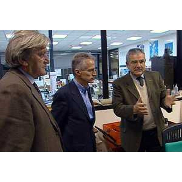 Riccardo Illy (Presidente della Regione Friuli Venezia Giulia) visita il Catas di San Giovanni al Natisone, Centro ricerche e sviluppo. (S. Giovanni al Natisone, 08/11/04)