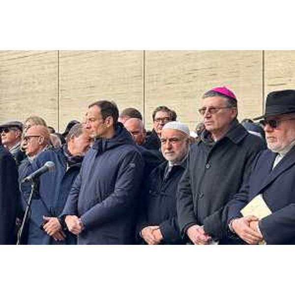 Il governatore Fedriga insiene alle autorità civili e religiose che hanno partecipato alla cerimonia. - Il governatore Fedriga insiene alle autorità civili e religiose che hanno partecipato alla cerimonia.