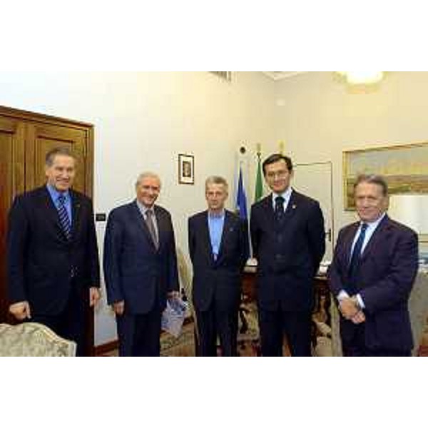 Riccardo Illy (Presidente della Regione Friuli Venezia Giulia), Djoomart Kaipovich Otorbaew (vicepremier e rappresentante del presidente del Kirghizistan). (Trieste, 08/11/04)