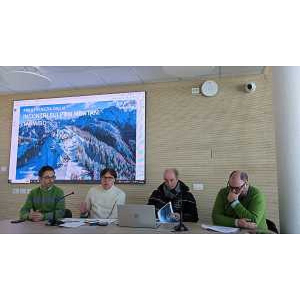 L'assessore Sergio Emidio Bini interviente all'incontro dedicato al polo del Tarvisiano - L'assessore Sergio Emidio Bini interviente all'incontro dedicato al polo del Tarvisiano 