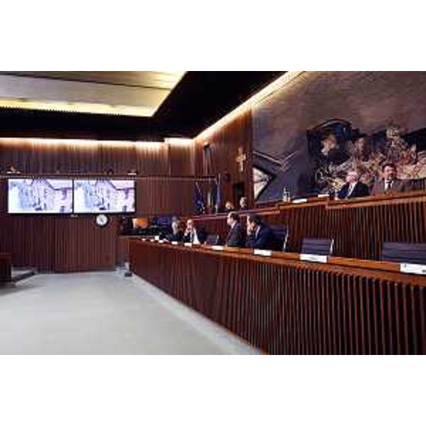 I banchi di Giunta e Presidenza Cr durante la proiezione del filmato sul Giorno della Memoria - I banchi di Giunta e Presidenza Cr durante la proiezione del filmato sul Giorno della Memoria