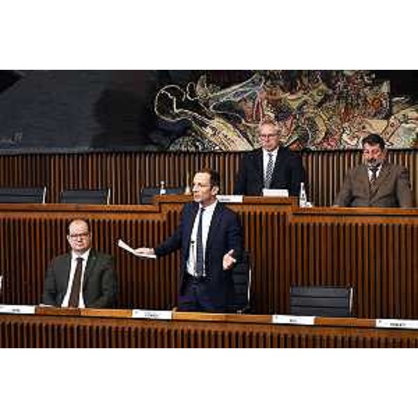 Il governatore Massimiliano Fedriga nel corso del suo intervento. Al suo fianco il vice Mario Anzil. Alle sue spalle il presidente del Consiglio regionale Mauro Bordin - Il governatore Massimiliano Fedriga nel corso del suo intervento. Al suo fianco il vice Mario Anzil. Alle sue spalle il presidente del Consiglio regionale Mauro Bordin