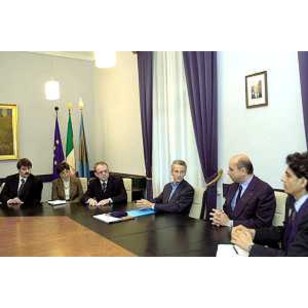 Riccardo Illy (Presidente della Regione Friuli Venezia Giulia), Roberto Dipiazza (Sindaco di Trieste) con delegazione dello Stato Unito di Russia e Bielorussia. (Trieste, 28/10/04)