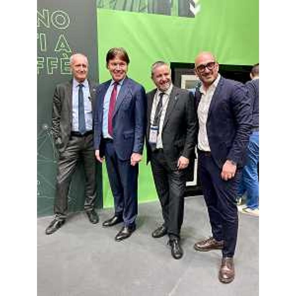 L'assessore Sergio Emidio Bini, secondo da sinistra, nel padiglione organizzato dal Cluster Comet con le imprese del Friuli Venezia Giulia. - L'assessore Sergio Emidio Bini, secondo da sinistra, nel padiglione organizzato dal Cluster Comet con le imprese del Friuli Venezia Giulia.