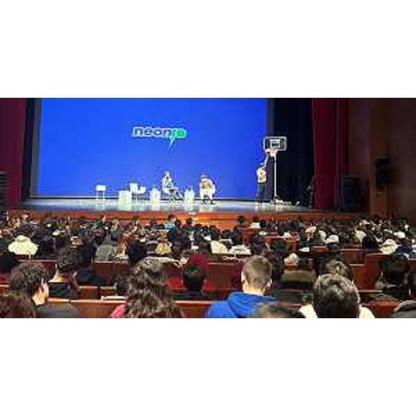 L'affollata platea al teatro Verdi di Pordenone Un momento di incontro fra i ragazzi e le aziende del territorio -ha evidenziato il presidente del Consiglio regionale del Fvg, Mauro Bordin  ma anche di riflessione sullimportanza di far emergere il talento di ognuno. Lesperienza di personaggi di successo dimostra ancora una volta il valore dellimpegno, del sacrificio e della forza di volontà, ma anche il ruolo fondamentale svolto dalla famiglia quale punto di riferimento spesso imprescindibile. Il percorso che farete nella vita  ha detto il presidente dellAssemblea legislativa rivolto alla platea degli studenti - non deve essere necessariamente una linea retta. Avrete la possibilità di evolvere i vostri interessi acquisendo sempre nuove competenze e capacità. Alzarvi la mattina sapendo di poter fare qualcosa che vi piace, sarà il vero valore aggiunto nella vostra vita. Bordin ha sottolineato il grande sforzo di NOENIS che si rivolge concretamente, non solo ai giovani, ma anche alle aziende che, in questo momento particolare, presentano diffico - L'affollata platea al teatro Verdi di Pordenone Un momento di incontro fra i ragazzi e le aziende del territorio -ha evidenziato il presidente del Consiglio regionale del Fvg, Mauro Bordin  ma anche di riflessione sullimportanza di far emergere il talento di ognuno. Lesperienza di personaggi di successo dimostra ancora una volta il valore dellimpegno, del sacrificio e della forza di volontà, ma anche il ruolo fondamentale svolto dalla famiglia quale punto di riferimento spesso imprescindibile. Il percorso che farete nella vita  ha detto il presidente dellAssemblea legislativa rivolto alla platea degli studenti - non deve essere necessariamente una linea retta. Avrete la possibilità di evolvere i vostri interessi acquisendo sempre nuove competenze e capacità. Alzarvi la mattina sapendo di poter fare qualcosa che vi piace, sarà il vero valore aggiunto nella vostra vita. Bordin ha sottolineato il grande sforzo di NOENIS che si rivolge concretamente, non solo ai giovani, ma anche alle aziende che, in questo momento particolare, presentano diffico