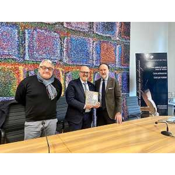 Il presidente della Scuola mosaicisti del Friuli Stefano Lovison (primo a destra) consegna all'assessore regionale Sebastiano Callari un libro sull'istituto spilimbergjhese - Il presidente della Scuola mosaicisti del Friuli Stefano Lovison (primo a destra) consegna all'assessore regionale Sebastiano Callari un libro sull'istituto spilimbergjhese