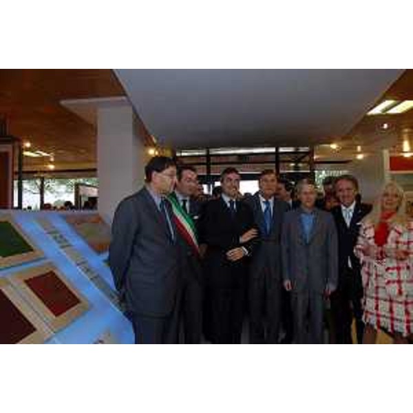Lodovico Sonego (Assessore regionale alla pianificazione territoriale, energia, mobilità e infrastrutture di trasporto), Riccardo Illy (Presidente della Regione Friuli Venezia Giulia) all'inaugurazione della nuova filiale Fadalti a Pordenone. (Pordenone, 23/10/04)