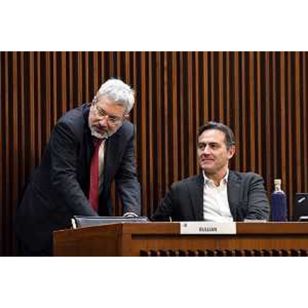 Furio Honsell (Open), in piedi, e al suo fianco Massimo Moretuzzo (Patto-Civica) - Furio Honsell (Open), in piedi, e al suo fianco Massimo Moretuzzo (Patto-Civica)