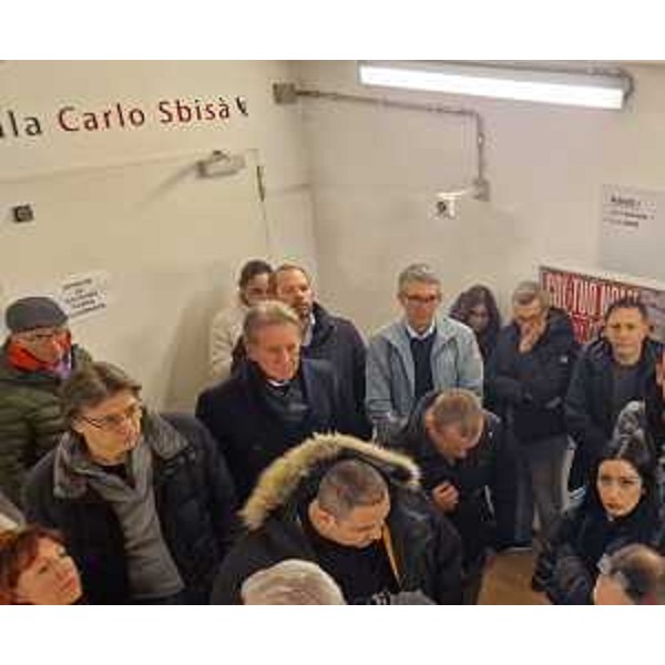 Gli assessori Scoccimarro e Roberti al'ingresso della sala Sbisà che ospita la mostra "Col tuo nome addosso". - Gli assessori Scoccimarro e Roberti al'ingresso della sala Sbisà che ospita la mostra "Col tuo nome addosso".