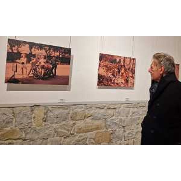 L'assessore Fabio Scoccimarro osserva alcune immagini della vita di Stefano Furlan. - L'assessore Fabio Scoccimarro osserva alcune immagini della vita di Stefano Furlan.