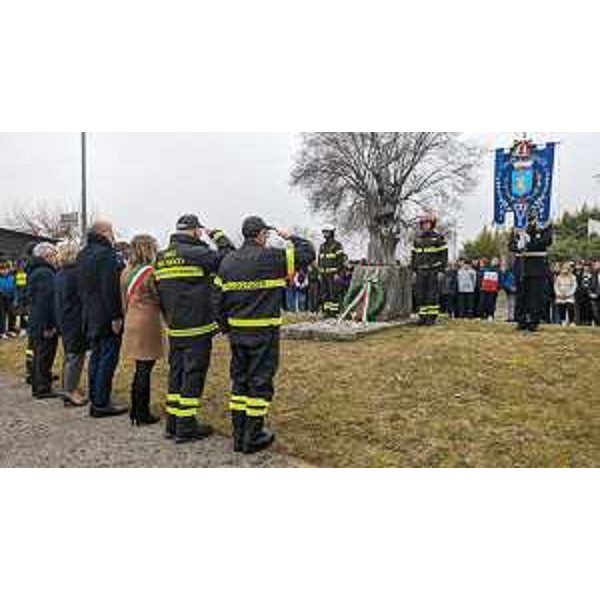 Un momento della cerimonia a Pagnacco innanzi il monumento che ricorda i Martiti delle Foibe e Arnaldo Harzarich - Un momento della cerimonia a Pagnacco innanzi il monumento che ricorda i Martiti delle Foibe e Arnaldo Harzarich 