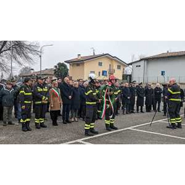 La cerimonia a Pagnacco innanzi il monumento che ricorda i Martiti delle Foibe e Arnaldo Harzarich - La cerimonia a Pagnacco innanzi il monumento che ricorda i Martiti delle Foibe e Arnaldo Harzarich 
