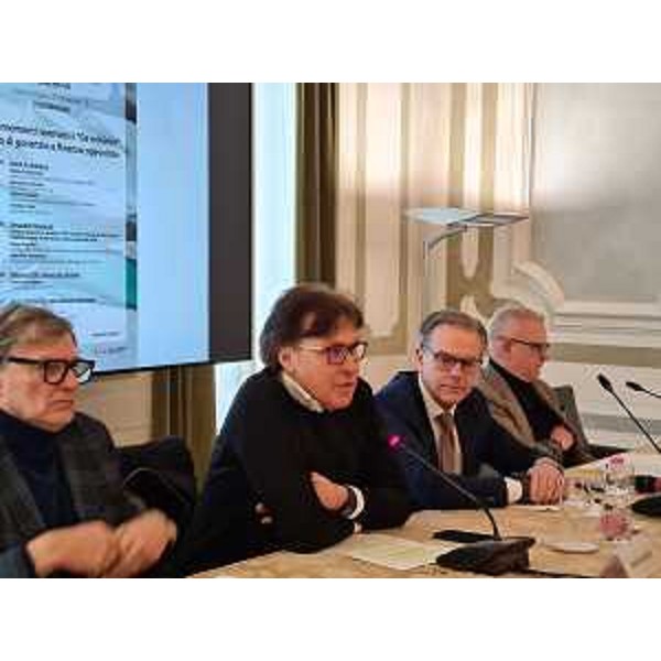 L'assessore Sergio Emidio Bini, secondo da sinistra, durante il suo intervento al convegno sul sistema del credito agevolato in Camera di commercio a Pordenone. - L'assessore Sergio Emidio Bini, secondo da sinistra, durante il suo intervento al convegno sul sistema del credito agevolato in Camera di commercio a Pordenone.