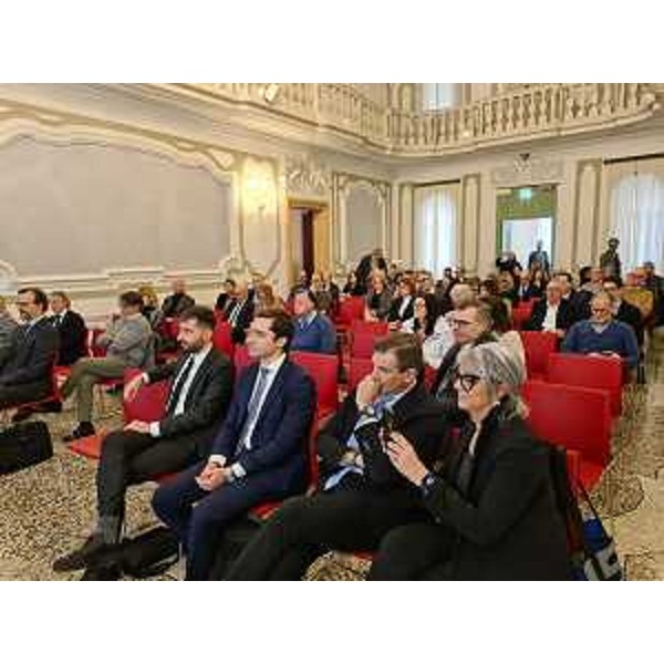 I partecipanti al convegno in materia di credito agevolato per le imprese organizzato a palazzo Montereale-Mantica a Pordenone. - I partecipanti al convegno in materia di credito agevolato per le imprese organizzato a palazzo Montereale-Mantica a Pordenone.