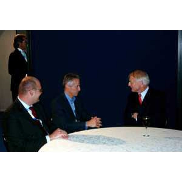 Riccardo Illy (Presidente della Regione Friuli Venezia Giulia), prof. Michael Porter (fondatore della società Monitor Group). (Milano, 21/10/04)