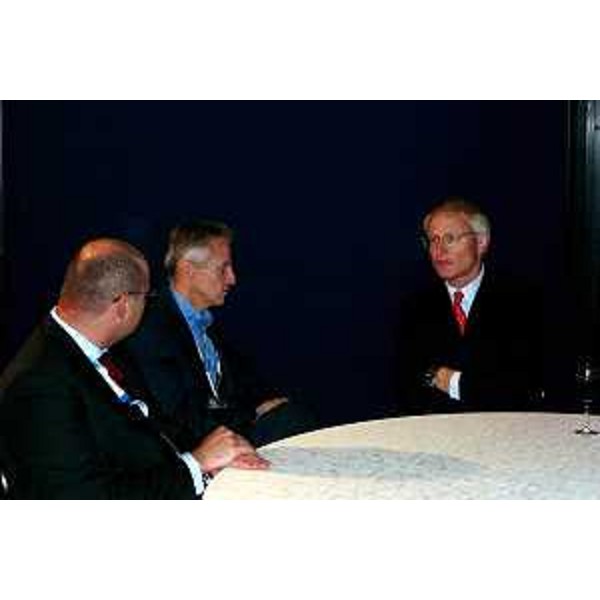 Riccardo Illy (Presidente della Regione Friuli Venezia Giulia), prof. Michael Porter (fondatore della società Monitor Group). (Milano, 21/10/04)