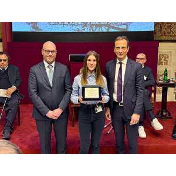 La premiazione di una studentessa dellIstituto comprensivo Valmaura di Trieste - La premiazione di una studentessa dellIstituto comprensivo Valmaura di Trieste