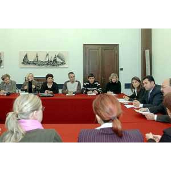 Franco Iacop (Assessore regionale per le relazioni internazionali, comunitarie e autonomie locali) incontra la delegazione della Slavonia. (Trieste, 12/10/04)