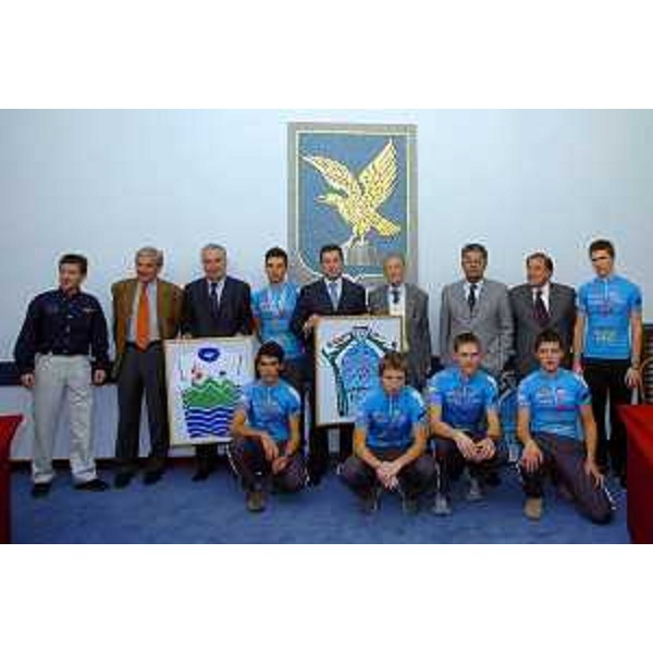 Franco Iacop (Assessore regionale per le relazioni internazionali, comunitarie e autonomie locali), Roberto Antonaz (Assessore regionale all'istruzione, cultura, sport e pace) con la squadra cicliestica transfrontaliera Rinascita Ormelle. (Trieste, 12/10/04)