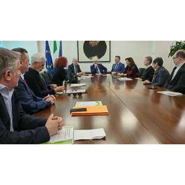 L'assessore Sebastiano Callari alla sigla per la cessione dei beni assieme ai sindaci coinvolti. - L'assessore Sebastiano Callari alla sigla per la cessione dei beni assieme ai sindaci coinvolti.