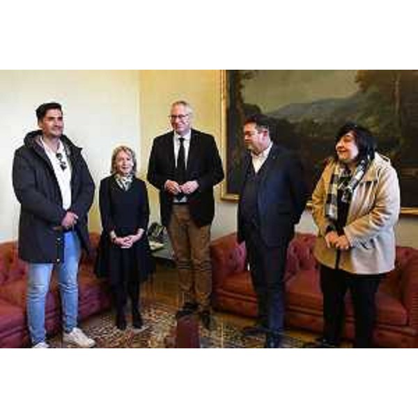 Il presidente del Consiglio regionale, Mauro Bordin, al centro, con insegnanti dell'Uccellis di Udine - Il presidente del Consiglio regionale, Mauro Bordin, al centro, con insegnanti dell'Uccellis di Udine