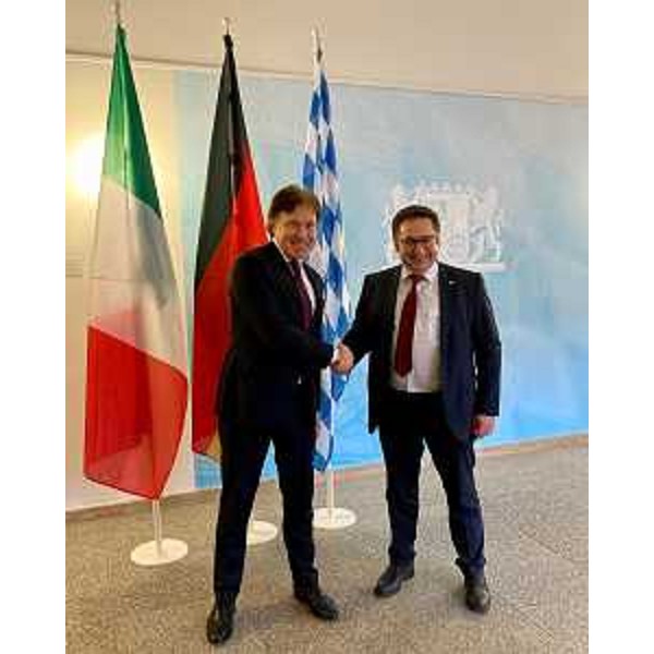 L'assessore regionale Sergio Emidio Bini e il sottosegretario allEconomia, allo sviluppo regionale e allenergia del Land della Baviera, Tobias Gotthard - L'assessore regionale Sergio Emidio Bini e il sottosegretario allEconomia, allo sviluppo regionale e allenergia del Land della Baviera, Tobias Gotthard