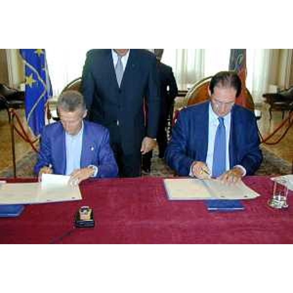 Riccardo Illy (Presidente della Regione Friuli Venezia Giulia), Giancarlo Galan (Presidente della Regione Veneto) alla firma dell'accordo Euroregione. (Venezia, 11/10/04)