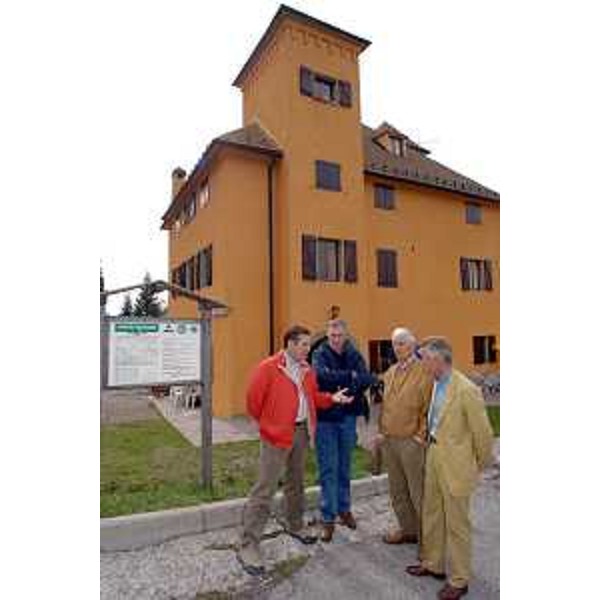 Riccardo Illy (Presidente Regione Friuli Venezia Giulia) con Enzo Marsilio (Assessore regionale alle risorse agricole, naturali, forestali e montagna) e Giusepe Perissinotto (Presidente di Genagricola) ritratti durante la visita a Castel Valdaier. (Malins (Prato Carnico) 28/08/06)