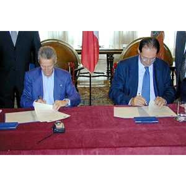 Riccardo Illy (Presidente della Regione Friuli Venezia Giulia), Giancarlo Galan (Presidente della Regione Veneto) alla firma dell'accordo Euroregione. (Venezia, 11/10/04)