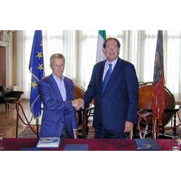 Riccardo Illy (Presidente della Regione Friuli Venezia Giulia), Giancarlo Galan (Presidente della Regione Veneto) alla firma dell'accordo Euroregione. (Venezia, 11/10/04)