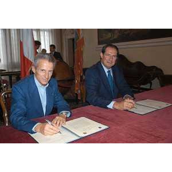 Riccardo Illy (Presidente della Regione Friuli Venezia Giulia), Giancarlo Galan (Presidente della Regione Veneto) alla firma dell'accordo Euroregione. (Venezia, 11/10/04)