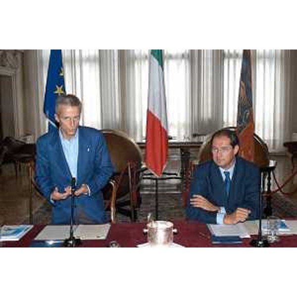 Riccardo Illy (Presidente della Regione Friuli Venezia Giulia), Giancarlo Galan (Presidente della Regione Veneto) alla firma dell'accordo Euroregione. (Venezia, 11/10/04)