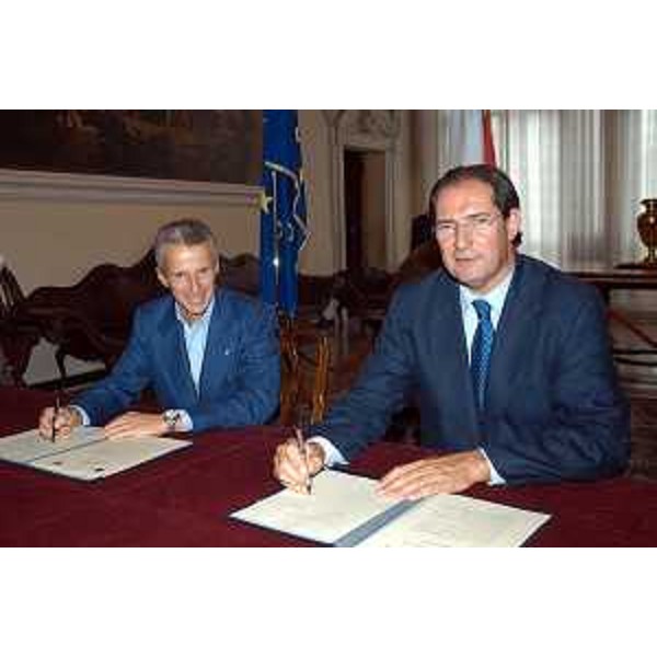 Riccardo Illy (Presidente della Regione Friuli Venezia Giulia), Giancarlo Galan (Presidente della Regione Veneto) alla firma dell'accordo Euroregione. (Venezia, 11/10/04)