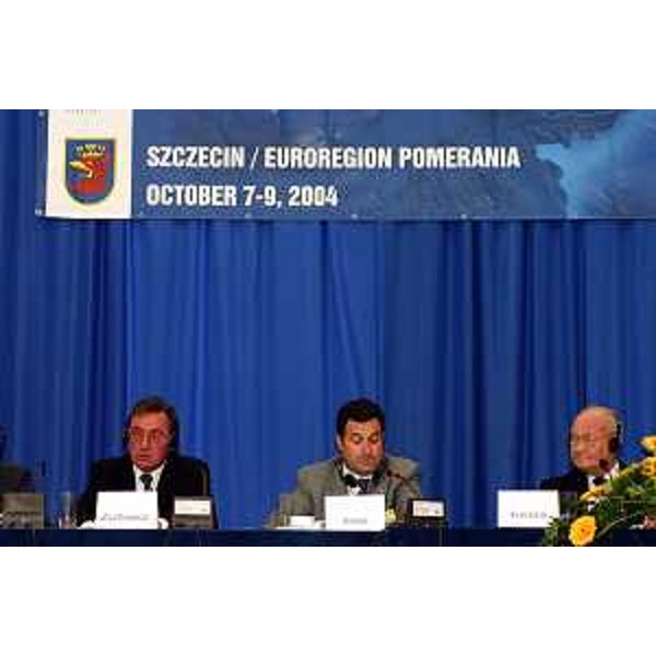 Franco Iacop (Assessore regionale per le relazioni internazionali, comunitarie e autonomie locali) eletto vicepresidente della Comunità di lavoro delle Regioni europee di confine (AGEG). (Stettino, Polonia, 09/10/04)