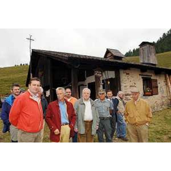 Riccardo Illy (Presidente Regione Friuli Venezia Giulia) con Enzo Marsilio (Assessore regionale alle risorse agricole, naturali, forestali e montagna) e Giusepe Perissinotto (Presidente di Genagricola) ritratti durante la visita alla malga Malins. (Malins (Prato Carnico) 28/08/06)